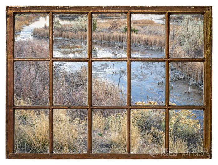 秋天的风景在湿地在科罗拉多州北部, 从一个老式的窗扇窗口看到