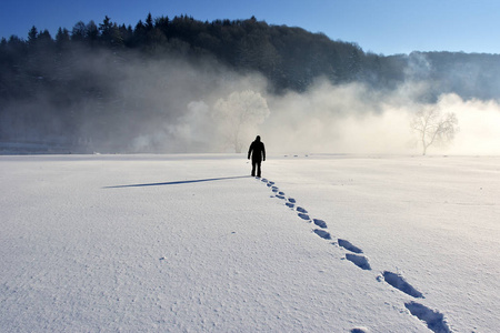 泥土中的脚印图片