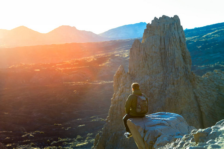坐在悬崖边图片