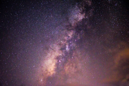 银河在漆黑的夜晚的天空