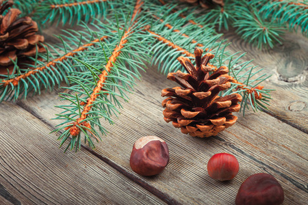 圣诞节装饰与冷杉树和松果在  木背景