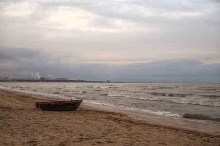 在多云的天气里海滩上的小船的美丽景观。在海边的老式船。阿塞拜疆里海 Novkhani