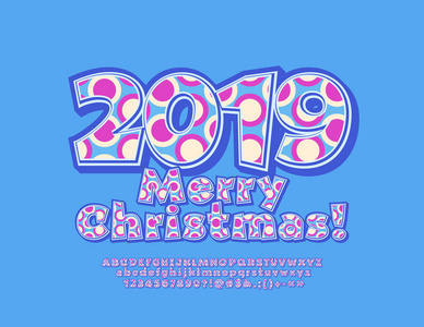 矢量亮贺卡圣诞快乐2019年。五颜六色的儿童字体。有趣的字母数字和符号