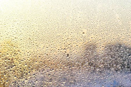 窗玻璃上的雨滴和冰冻的水背景, 金色和银色的颜色