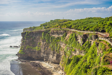 巴厘岛 pura luhur Uluwatu 寺庙的岩石海岸线, 印度尼西亚巴厘岛