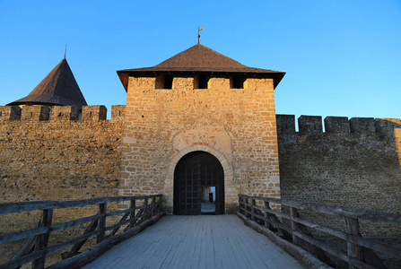 位于莫特特里河上的古老城堡, 是前鲁塞尼亚立陶宛城堡和后来由三部分组成的波兰堡垒, 位于波多利亚的历史区域。国家历史建筑圣地