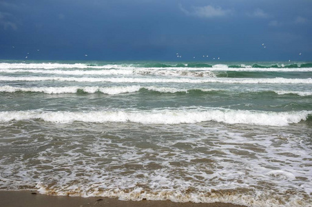 暴风雨开始时海面上的波浪