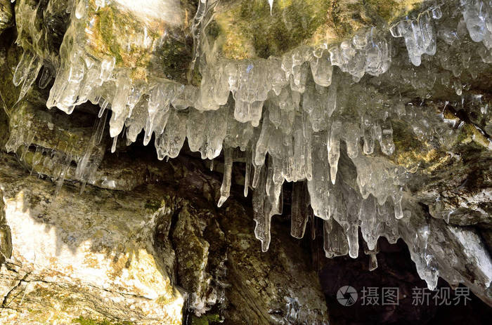 清晨, Olkhon 岛岸边的洞穴里形成了冰层。贝加尔湖