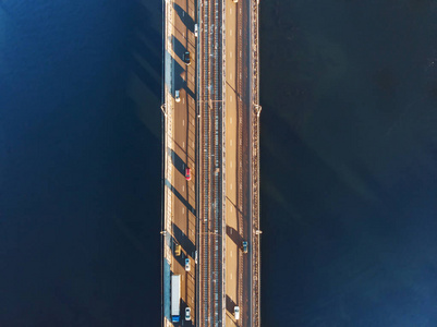 城市车辆交通,城市交通,大河流沥青公路,高速公路混凝土桥梁无人机的