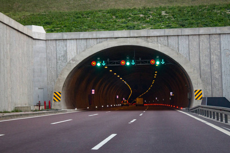隧道入口预告标志图片