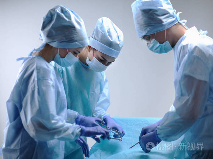 团队外科医生在手术室工作