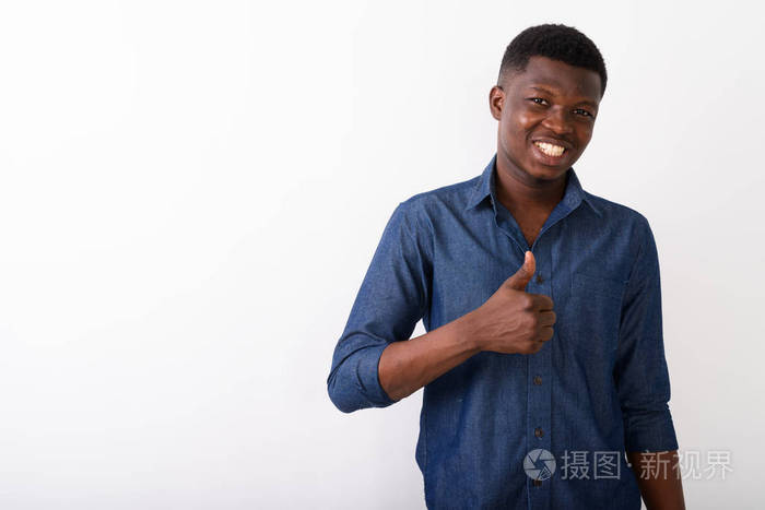 工作室拍摄年轻快乐的黑人非洲人微笑, 而给予拇指对白色背景