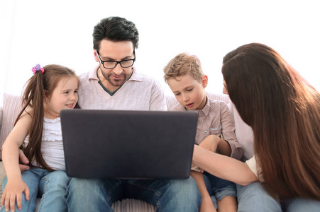 现代家庭看笔记本电脑屏幕