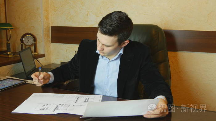年轻的商人,在办公室伏案工作文件