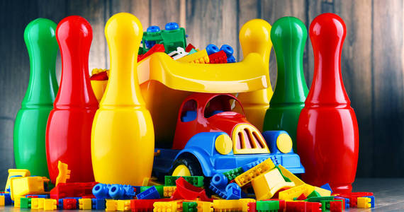 色彩鲜艳的塑料玩具,在孩子们的房间照片