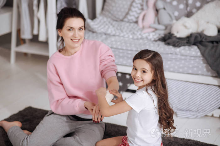 积极表达对母亲在家照顾的小孩