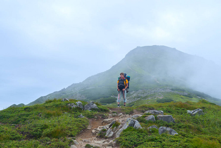 老兄，用大背包旅行者走山路