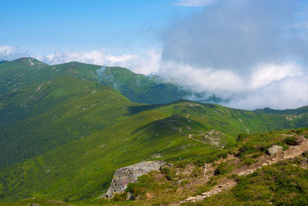 魔术山风景云浮动的绿色山脉