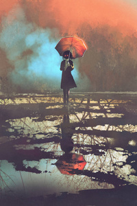 神秘女人抱着雨伞站在水坑里