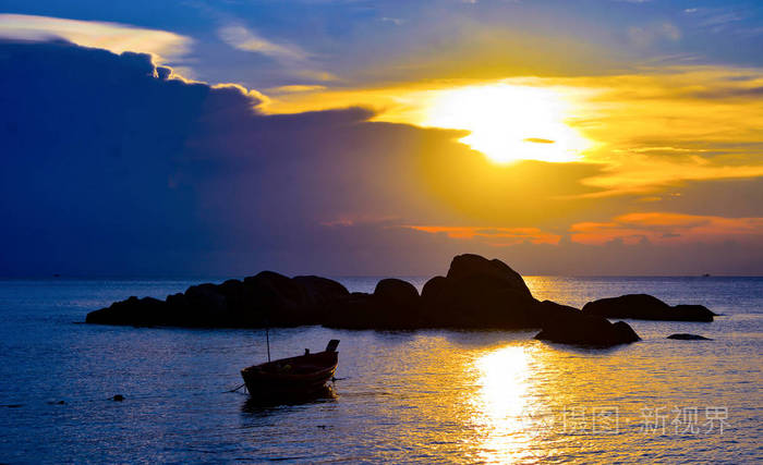 剪影小船和海岩在海滨 风景看晚上暮光之夜天空云背景下照片 正版商用图片0tyvi0 摄图新视界