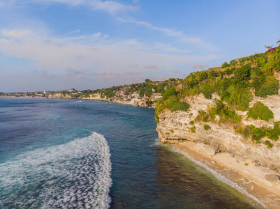 位于印度尼西亚巴厘岛梦乡海滩的风景秀丽的度假村的岩石海岸