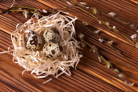 复活节，复活节彩蛋在鸟巢上的棕色木制背景