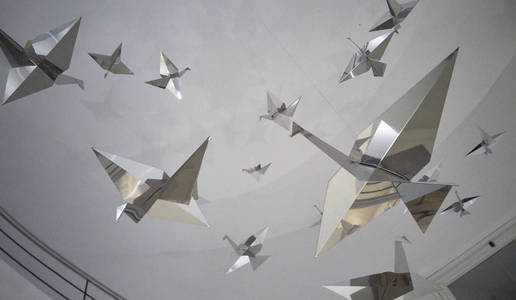 悬挂在天花板上的装饰, 形状为用作家具元素的金属鸟