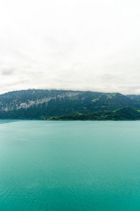 图恩湖与多云在瑞士