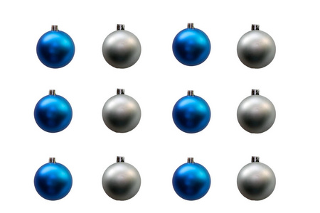大量的蓝色和银色的圣诞球隔离