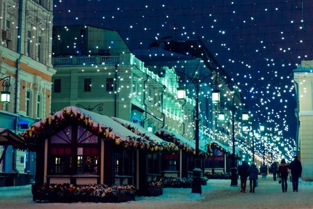 晚上冬天莫斯科在雪地里。 为新叶装饰的街道