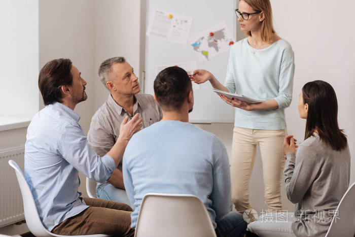 组工作人员积极讨论的东西