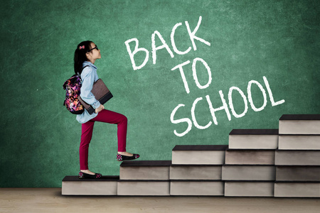 女生踩男人女生踩书楼梯照片