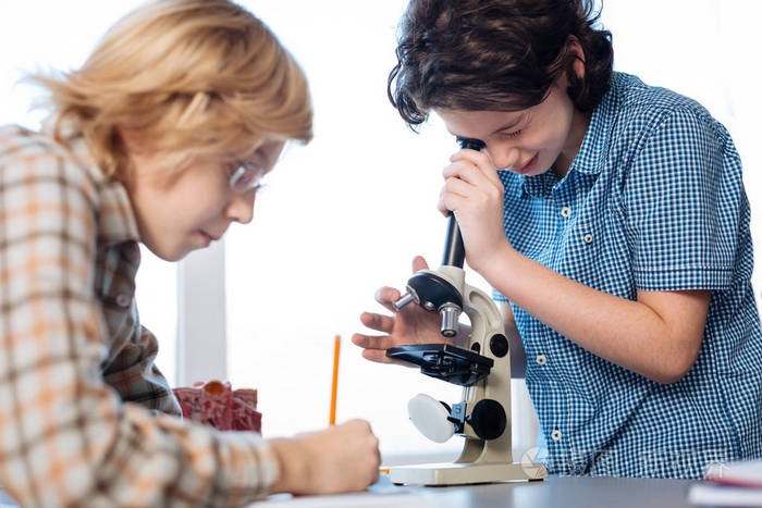 好奇的未来科学家探索微世界