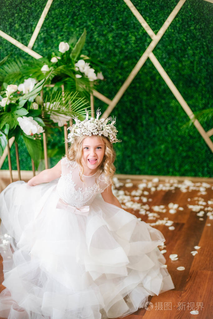 可爱的小女孩, 金发碧眼的卷发在白色的婚纱礼服和