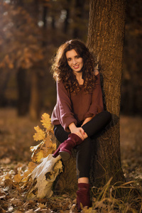 一个美丽的年轻女子在秋天的森林的肖像。生活方式, 秋季时尚, 美人