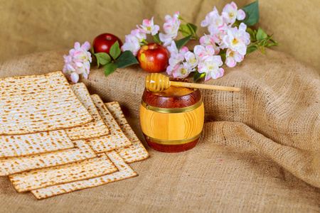仅静物与酒和 matzoh 的犹太逾越节面包