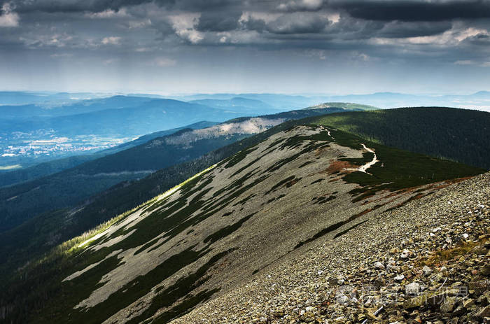 从石山到遥远的山的景色