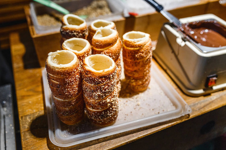 传统的捷克 Trdelnik 是形状像大的空心蛋糕，肉桂和糖甜面包