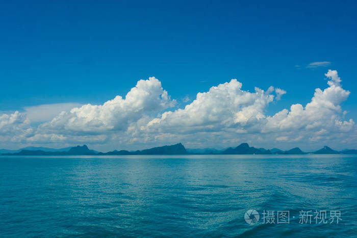 海洋中陆地和岛屿上的云天, 美好的阳光明媚的日子
