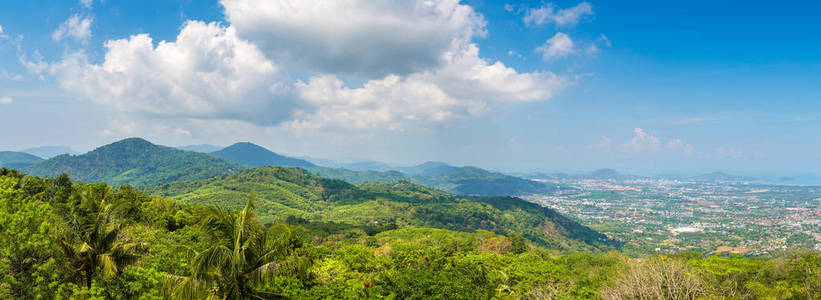 普吉岛全景在泰国在夏天的一天