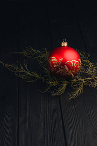 圣诞节新年装饰作文。在木背景上的呋喃树树枝和球框架的顶部视图与位置为您的文本