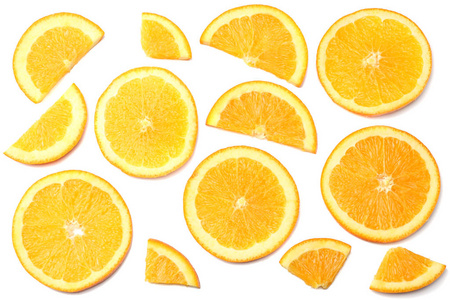 健康的食物。查出的橙色切片在白色背景顶部视图