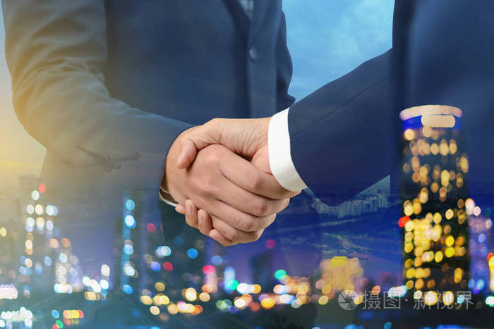 二次曝光的商人与景观之间的握手
