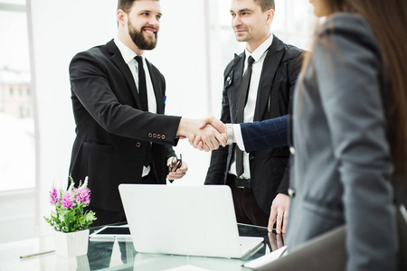 经理和合同在现代办公的结论之前在客户端的握手