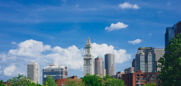 波士顿市中心的建筑物和摩天大楼的看法, 对蓝天和云, 在波士顿, 美国
