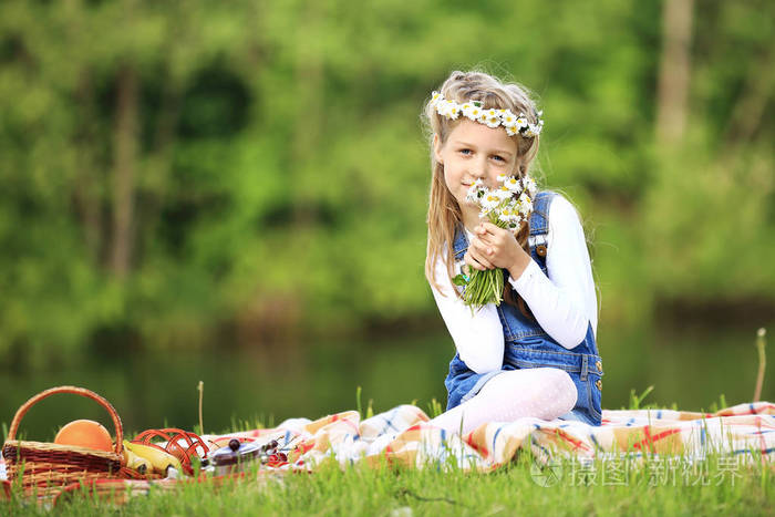 可爱的小女孩，在一个花环和花束 wildfl 的肖像