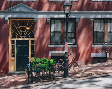 美国波士顿比肯山的房子入口边的自行车