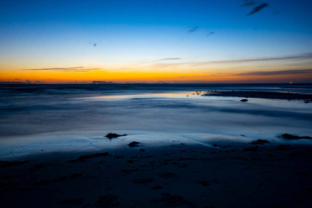 从自然海滩看风景, 美妙的夜晚黄昏戏剧性的天空在海洋