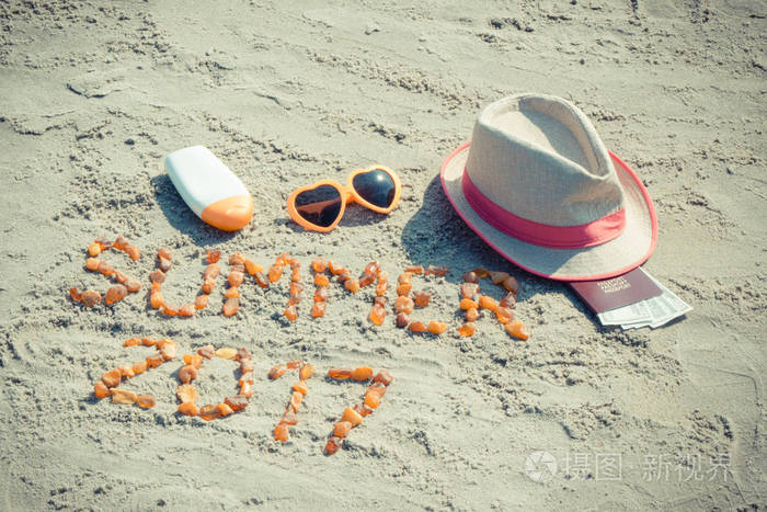 铭文夏天到 2017 年，享受日光浴和护照与货币美元在沙子上的配件在海滩，夏季时间