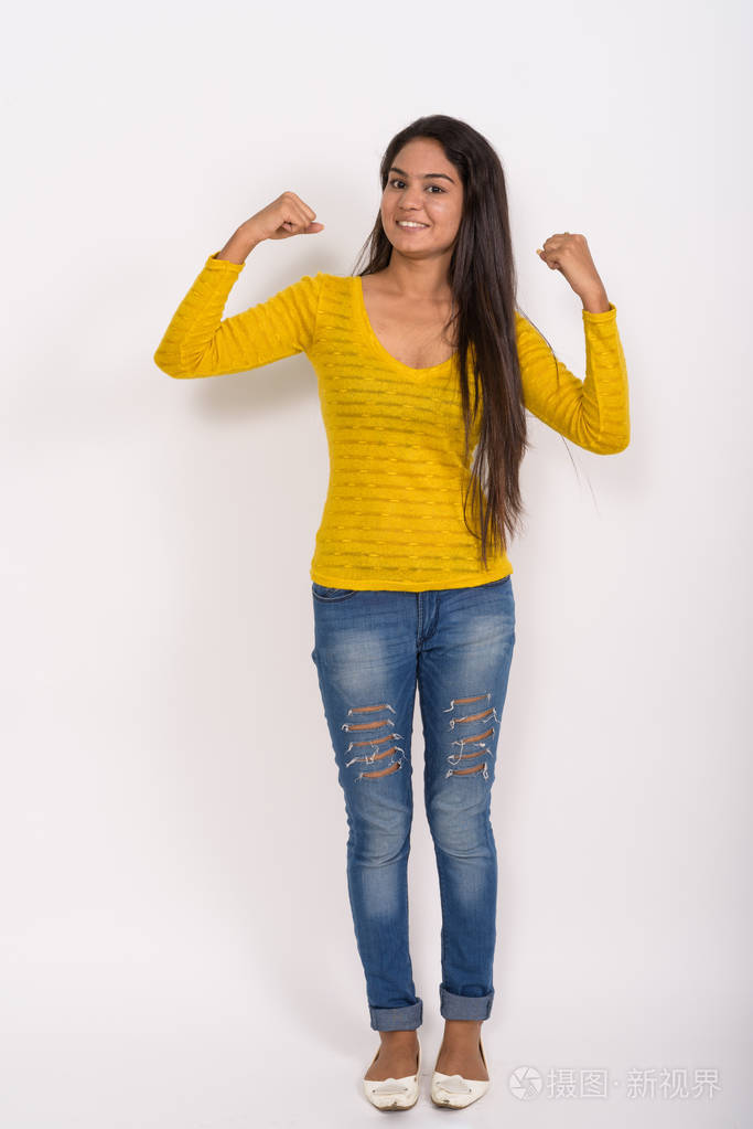 年轻快乐的印度妇女微笑和站立的全身体射击